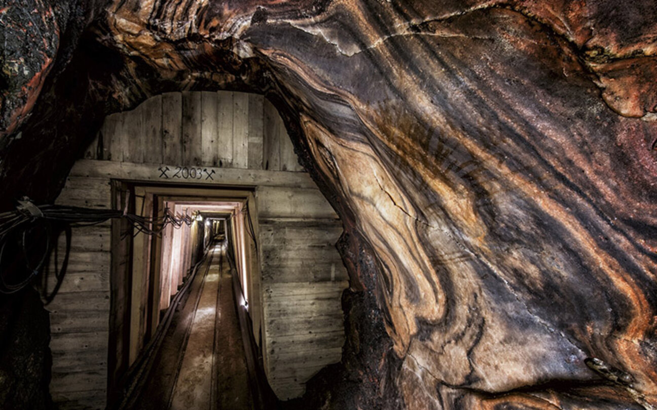 6_SW_AA_gefalltete_Steinsalzschichten_mit_Stolleneingang