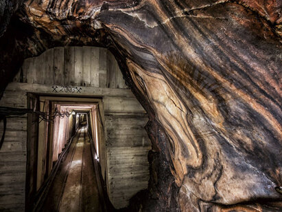 _0001_csm_6_SW_AA_gefalltete_Steinsalzschichten_mit_Stolleneingang_b9bf10b1e6